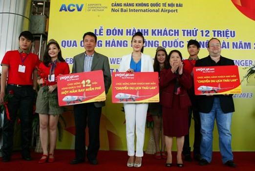 3 hành khách may mắn nhận được giải thưởng của VietJetAir.